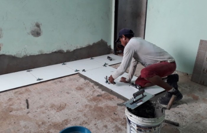 Instalação de porcelanato, construção a seco em LSF e grama esmeralda