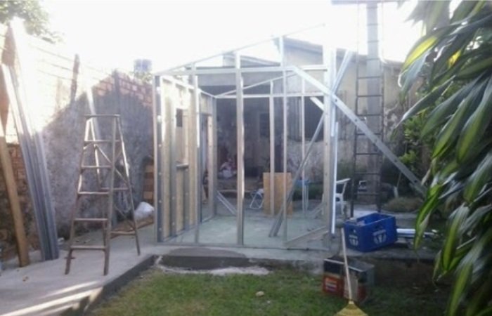 Instalação de porcelanato, construção a seco em LSF e grama esmeralda